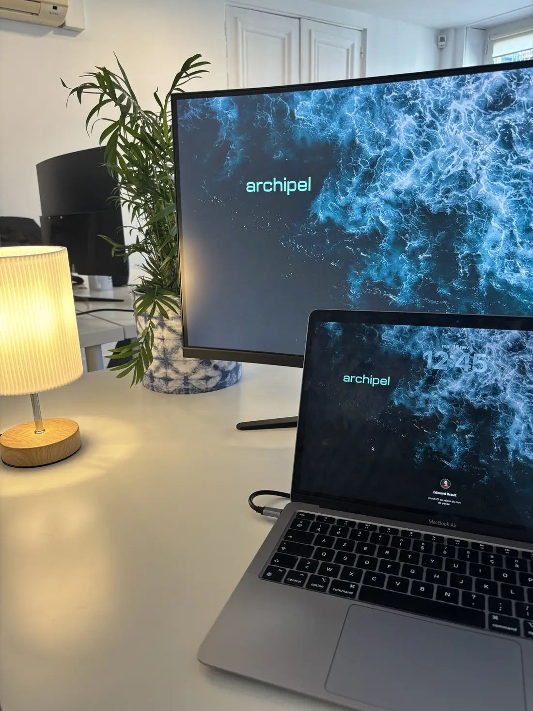 Archipel workstations, screens in the agency’s colors